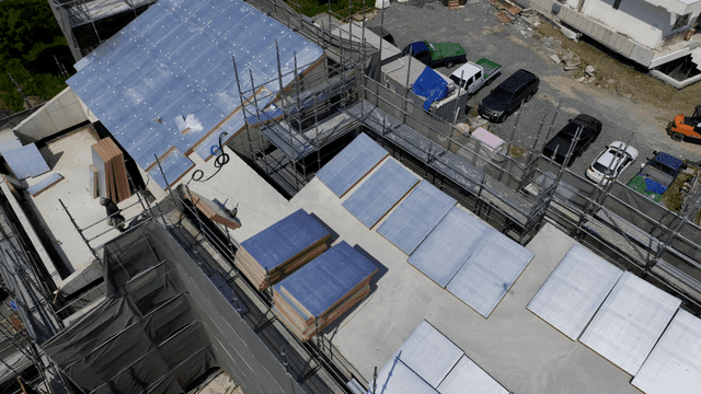 비계와 자재가 있는 건설 현장