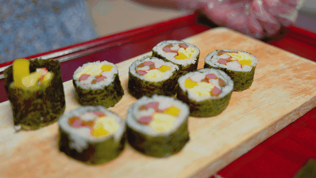 도마 위에 가지런히 놓인 김밥