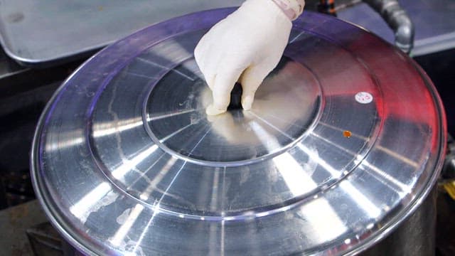 솥에서 끓고 있는 족발