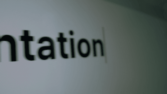 텍스트와 커서로 발표 자료를 제작 중인 컴퓨터 화면