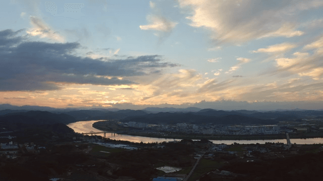 강이 흐르는 마을 위의 고요한 일몰