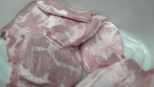 흰 용기에 담긴 생 돼지고기 통항정살