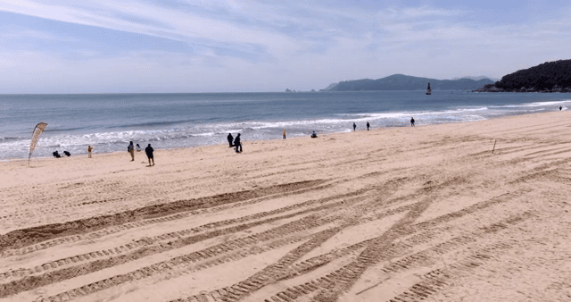 사람들이 바다를 즐기는 햇살 가득한 해변