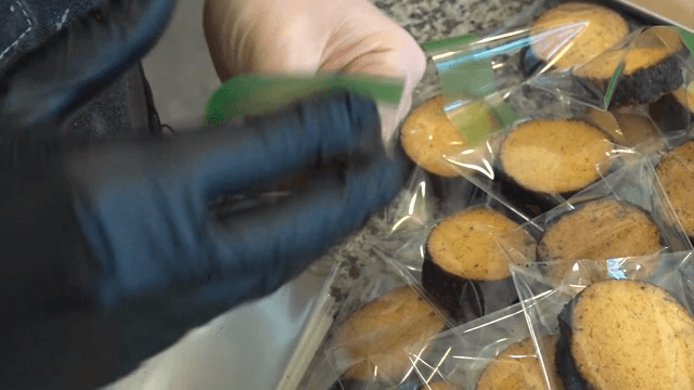 주방에서 쿠키를 포장하는 사람