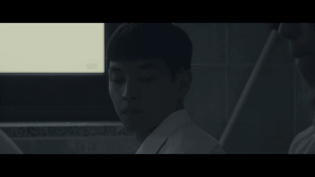 친구들 사이로 빠져나가는 남학생