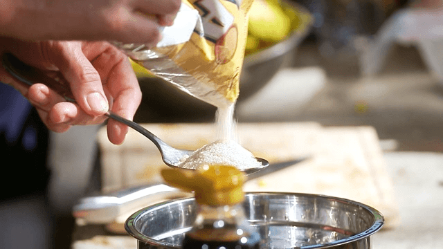 설탕을 그릇에 계량하는 모습