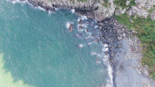 파도가 부딪히는 바위 해안선