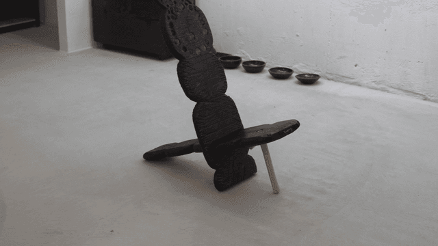 미니멀한 방의 나무 조각상