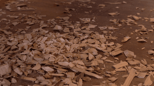 작업대에 흩어진 나무 조각