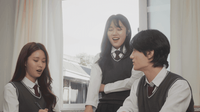 즐겁게 토론하는 학생들