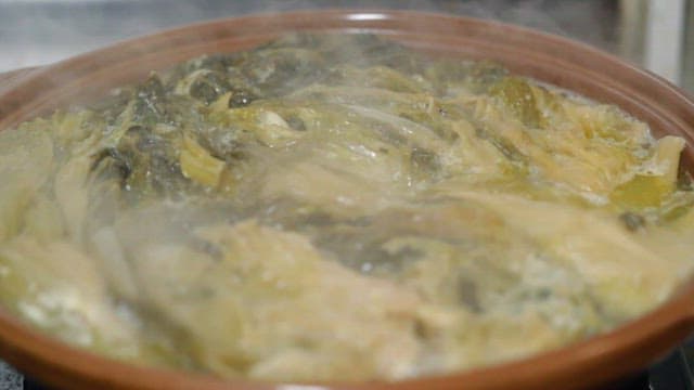 냄비에서 끓고 있는 한국식 삭힌 김치찌개