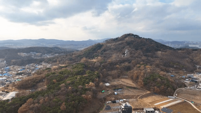 산과 마을의 경치