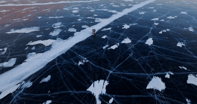 얼어붙은 호수 위를 지나가는 차량