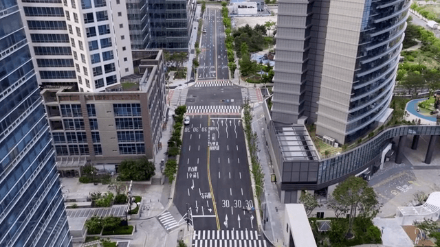 높은 고층 건물이 있는 현대 도시 풍경