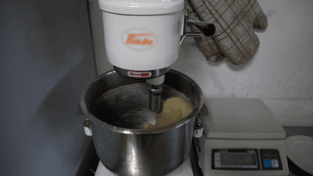 상업용 믹서에서 반죽이 섞이는 모습