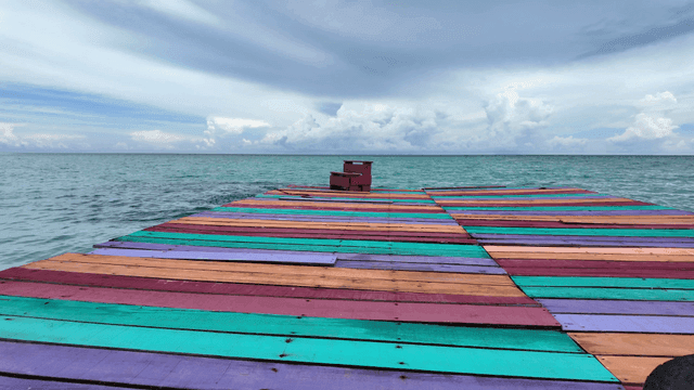 바다로 뻗은 다채로운 부두