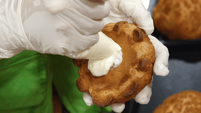 페이스트리에 크림을 채우는 장면