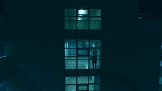 밤의 불 켜진 사무실이 보이는 빌딩의 외벽