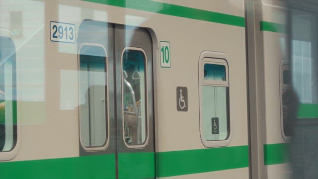 역에 정차한 녹색 줄무늬 지하철