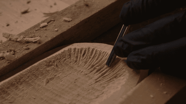 정교한 목공예 조각하는 장인의 손