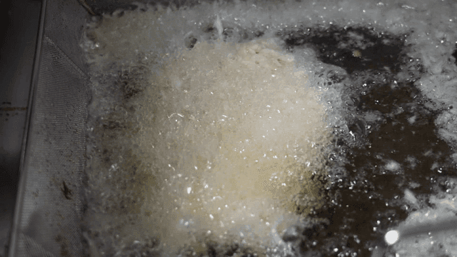 뜨거운 기름에 튀기는 튀김옷을 입힌 고기