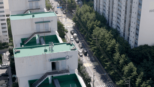 아파트 건물과 번화한 거리