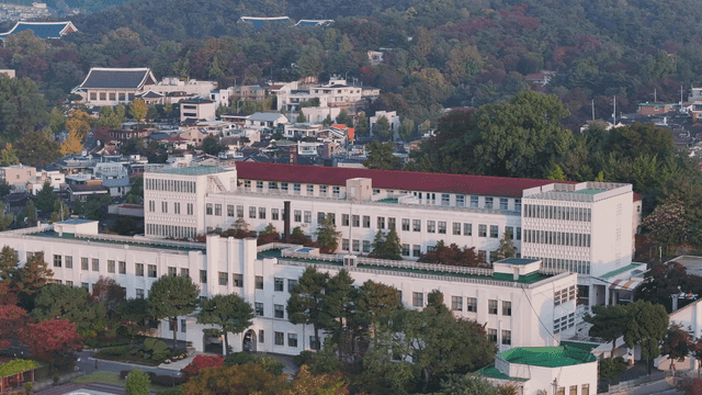 언덕 위 도서관과 주변 마을 전경