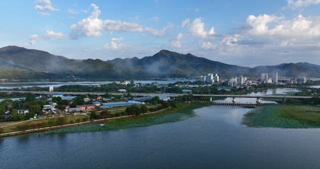강가에 있는 마을의 경치