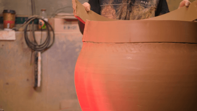 큰 도자기를 만드는 장인