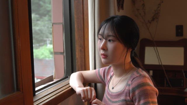 반갑게 일어나는 여성