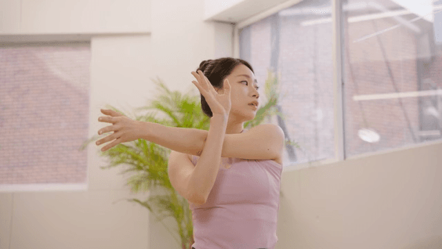 실내에서 스트레칭을 하는 여성