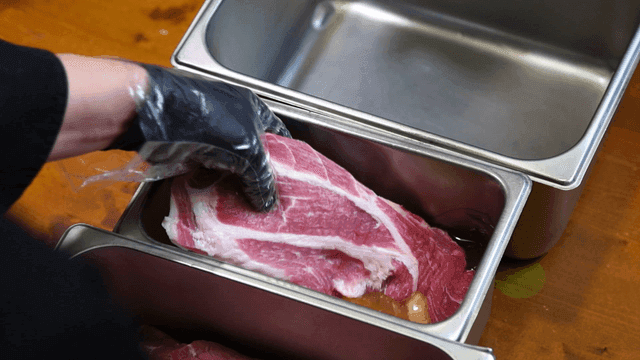 아보카도 기름에 고기를 담그는 요리사