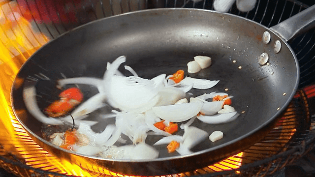 팬에서 마늘, 고추, 양파 볶기