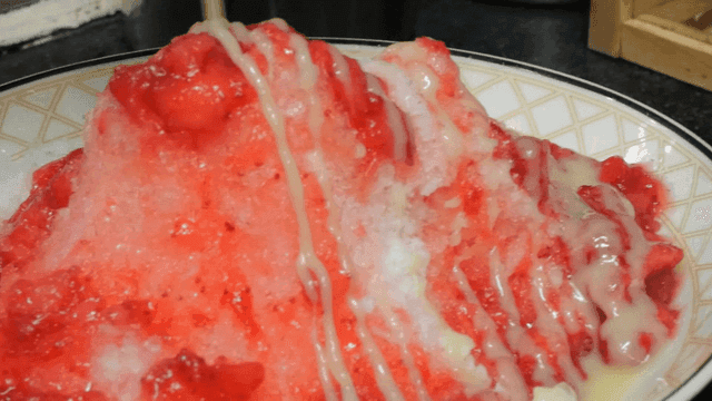 연유를 뿌리는 딸기 빙수