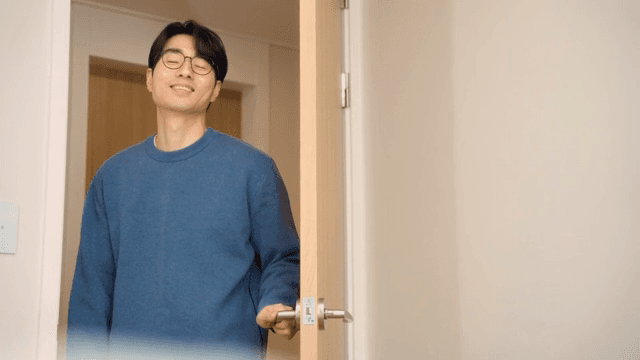 문을 열고 방에 들어오는 남자