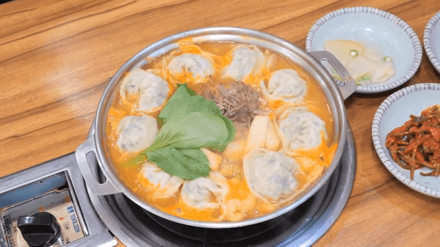 만두 전골과 반찬이 있는 모습