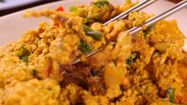 바삭한 게 튀김이 들어간 뿌님 팟 퐁커리 한 젓가락