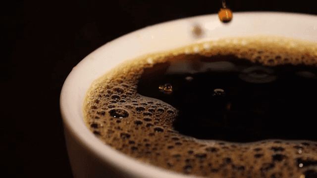 컵에 커피를 따르는 장면