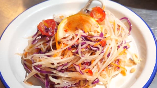 땅콩과 신선한 허브가 올라간 신선한 태국 요리 준비