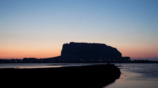 산과 도시 불빛이 보이는 밤 풍경