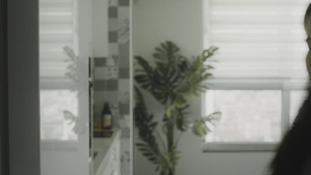 부엌에서 물을 마시는 여자