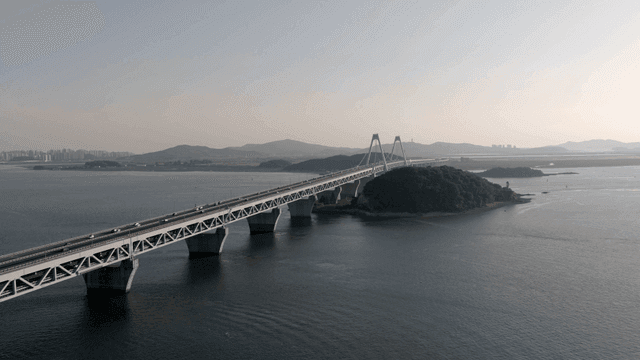 잔잔한 바다 위로 뻗은 긴 다리