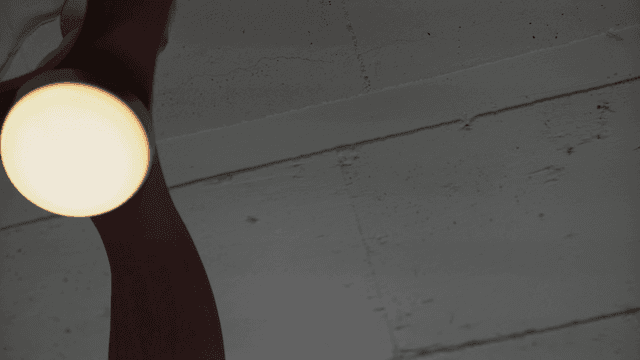 실내에서 회전하는 천장 실링팬