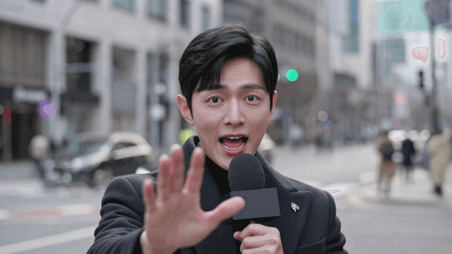 번화한 도시 거리에서 리포팅하는 남성 기자