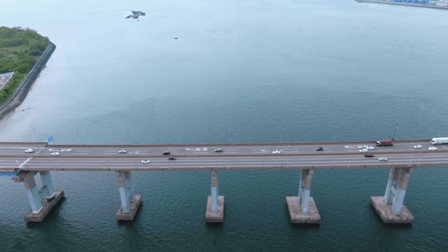 차량이 다니는 고요한 바다 위 다리