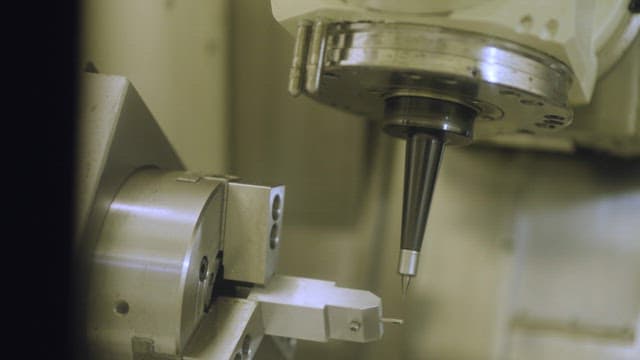 가공 작업을 하는 정밀 기계 세척