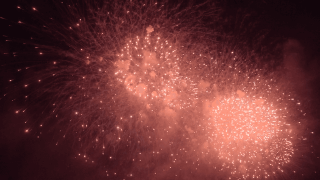 밤하늘을 밝히는 붉은 불꽃놀이