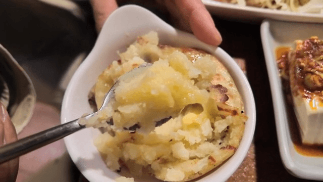 버터와 함께 으깬 감자 한 스푼