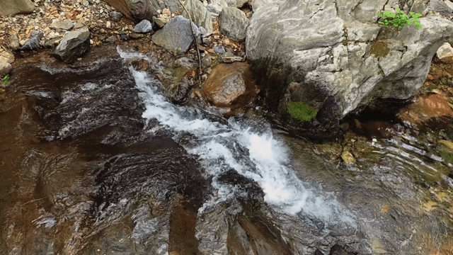 바위 위로 흐르는 고요한 시냇물