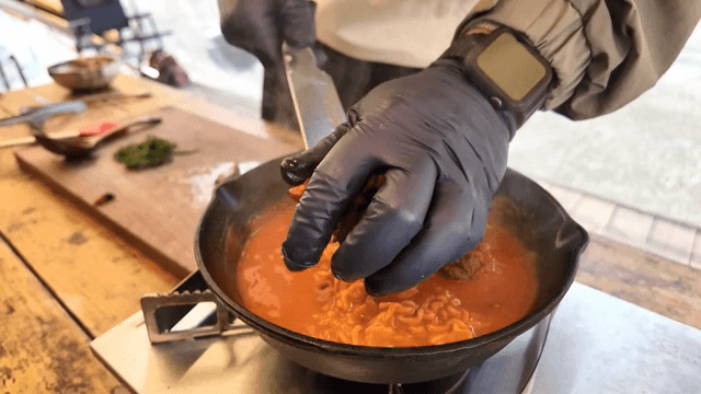 라면 위에 올리는 닭갈비